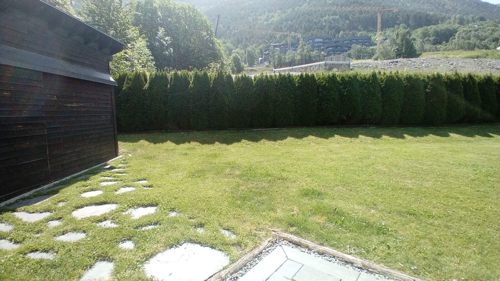 Amplio jardín en Andorra con privacidad y vistas a la naturaleza, ideal para inversión inmobiliaria en Versus Real Estate.