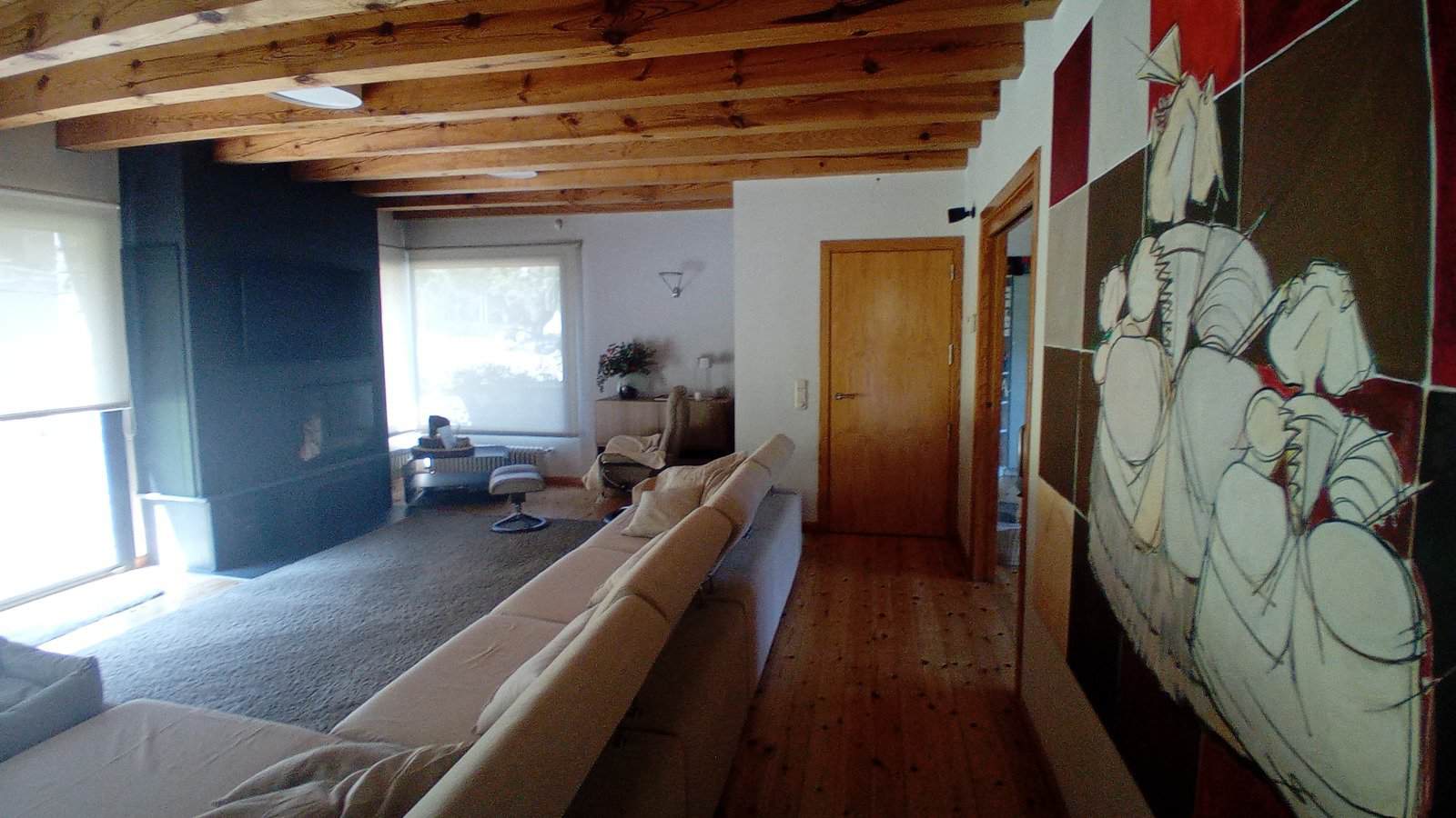 Cómoda sala de vivienda en Andorra con decoración moderna y vistas naturales.