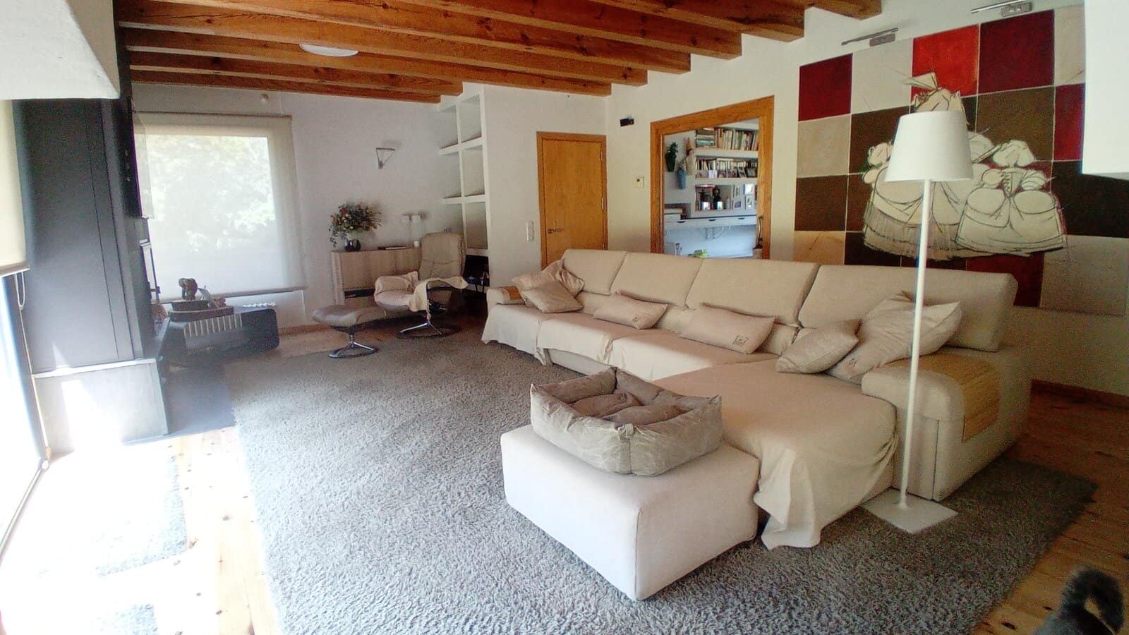 Amplio salón en Andorra con mobiliario moderno, sofá cómodo y decoración acogedora para vivir en la naturaleza.