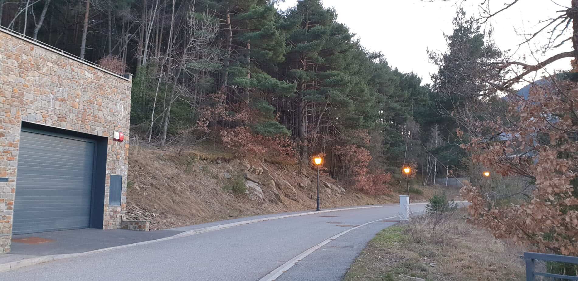 Búsqueda de imágenes para Versus Real Estate Andorra, enfoque en propiedades en zonas urbanas y naturales.
