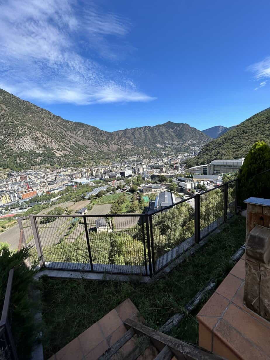 Casa adosada en Andorra la vella en entorno exclusivo y privilegiado, a solo cinco minutos del centro