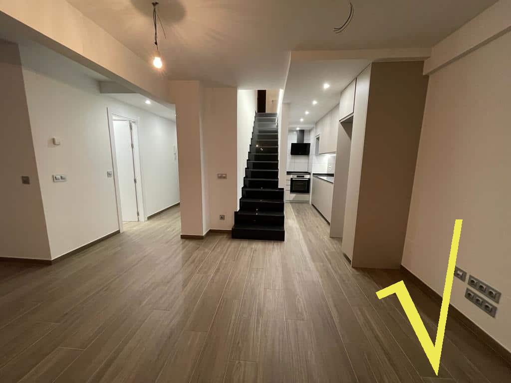 Amplio interior moderno de una vivienda en Andorra, piso luminoso y con diseño minimalista.
