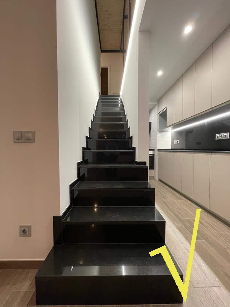 Escalera moderna en una propiedad en Andorra con diseño elegante y material de lujo.