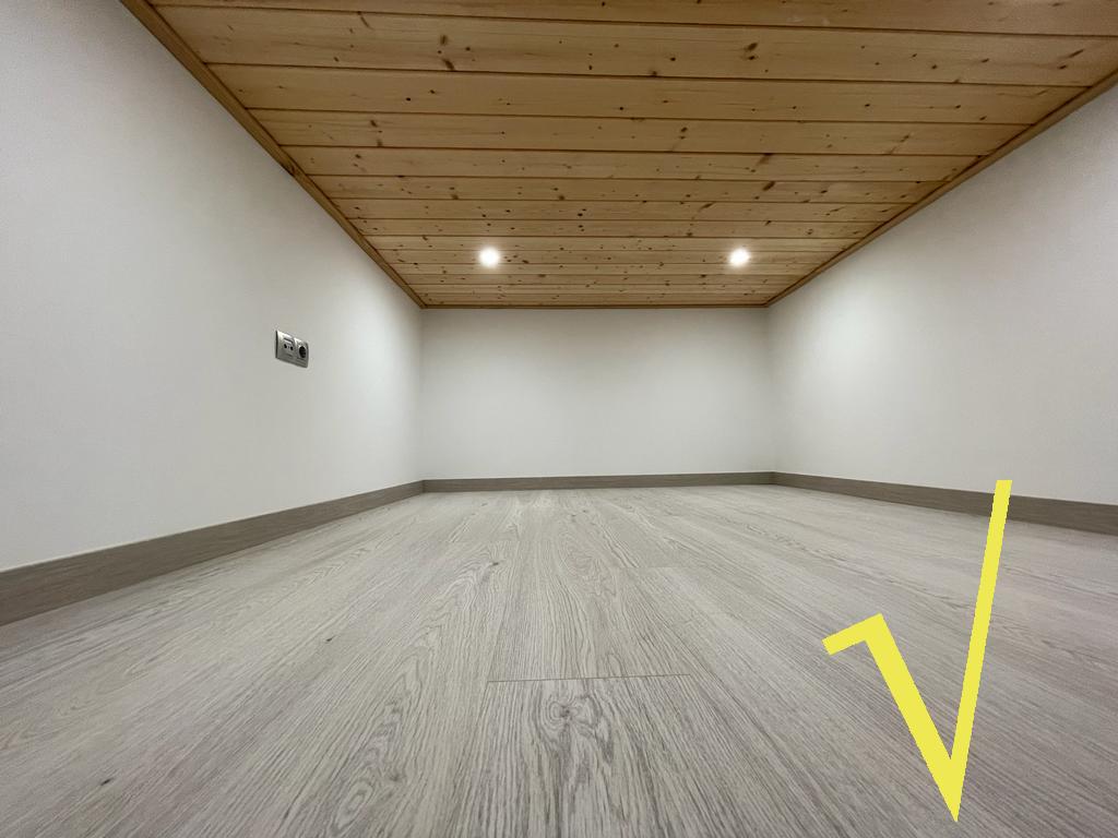 Espacio interior en propiedad inmobiliaria en Andorra, moderna y bien iluminada.