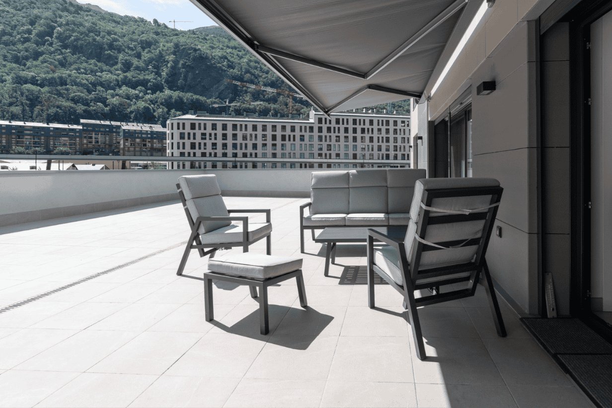 Apartamento de construção recente com amplo terraço de 120 m², 3 quartos e 2 vagas de garagem no centro de Andorra.