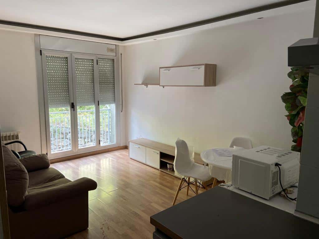 Apartamento amueblado en alquiler en el centro de Andorra la Vella con garaje incluido.