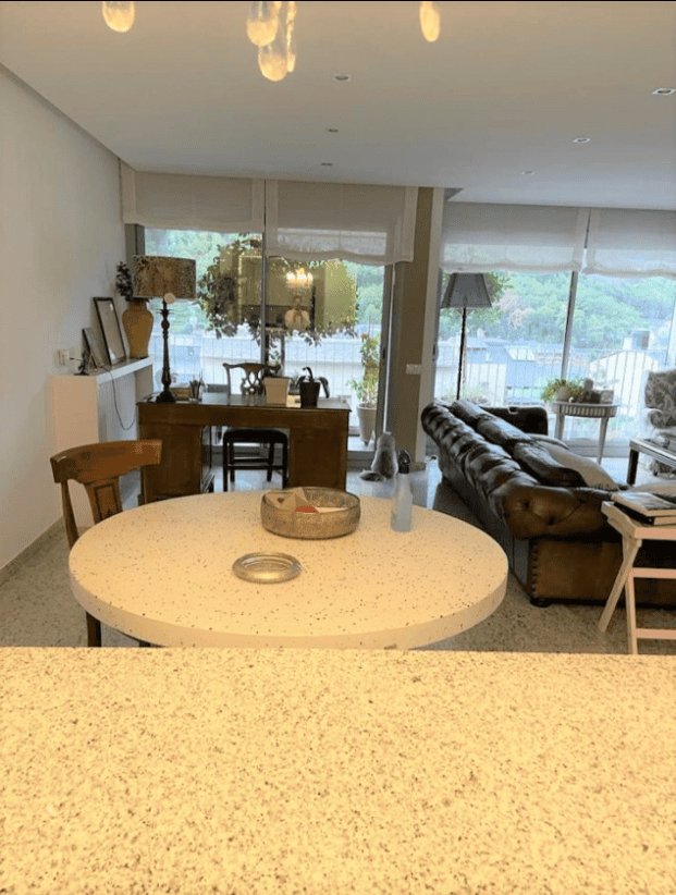 Apartamento de luxo renovado para venda no centro de Andorra la Vella com terraço, estacionamento e arrecadações