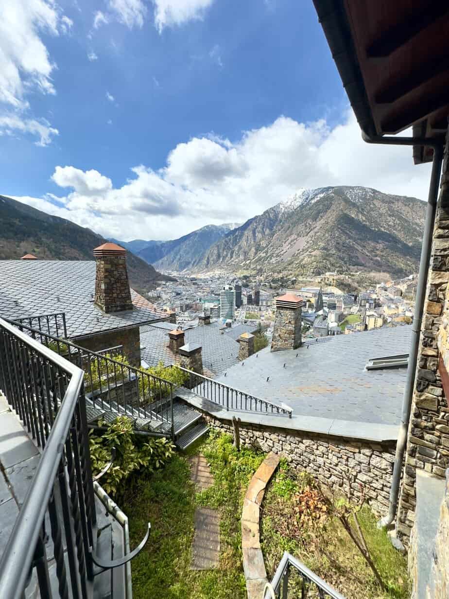 MORADIA EM SA CALMA · VISTAS ÚNICAS · SOL O DIA TODO · 4 VAGAS DE ESTACIONAMENTO