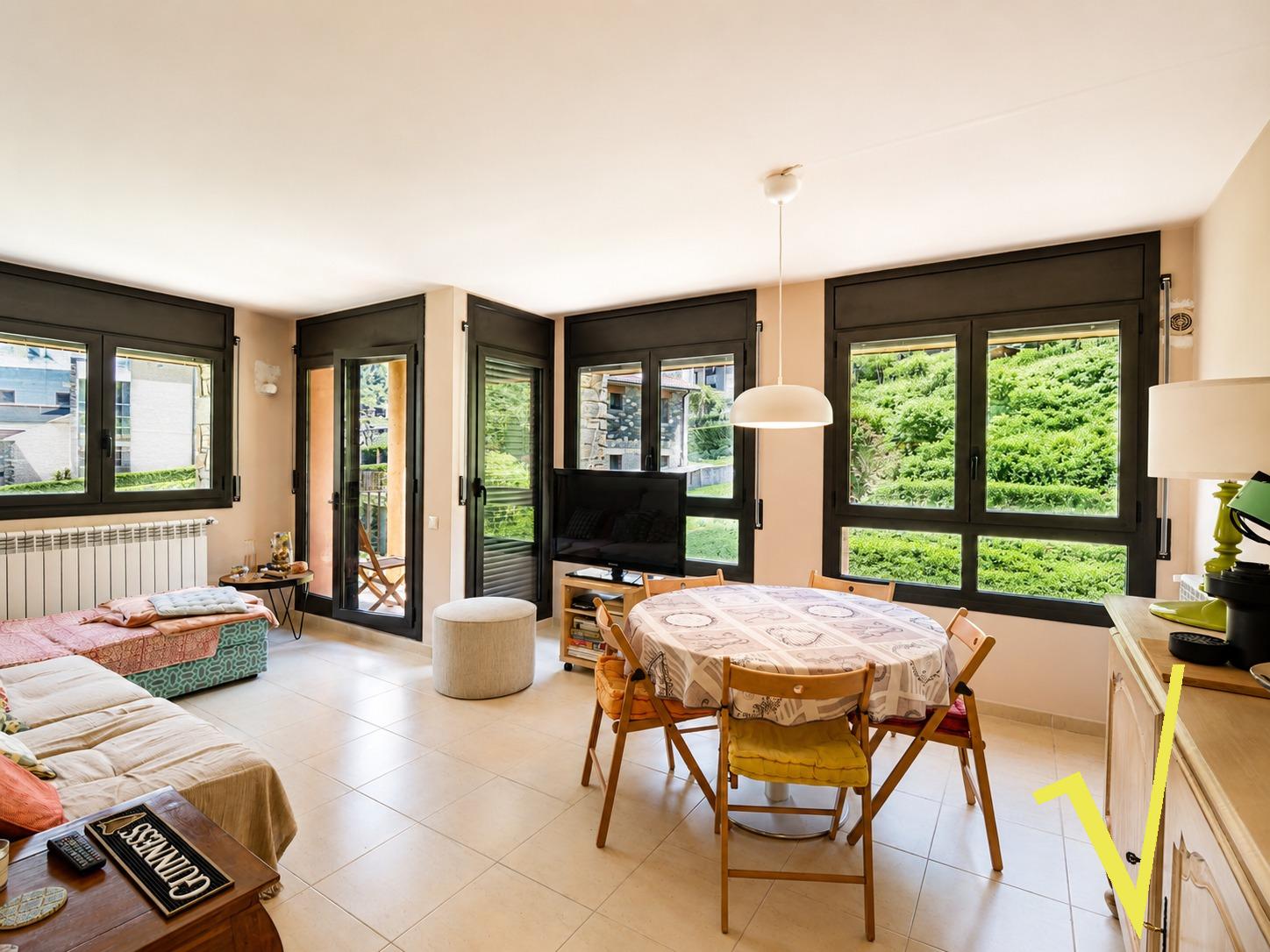 Piso en venta en Canillo de 2 habitaciones con balcón, parking y trastero