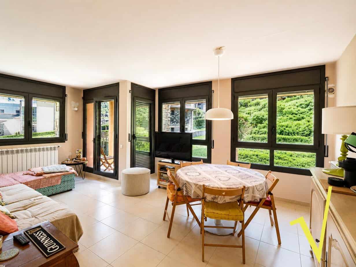 Piso en venta en Canillo de 2 habitaciones con balcón, parking y trastero